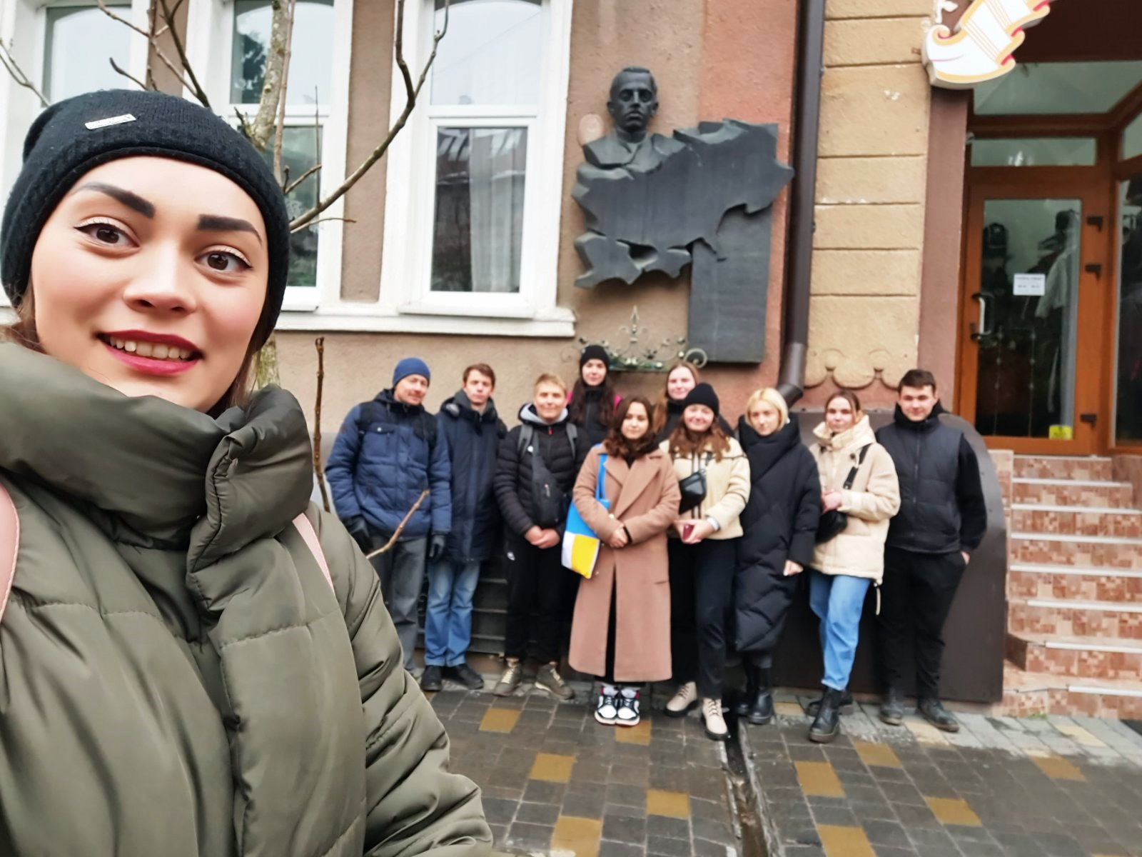 Студенти-географи біля дошки Рудницького